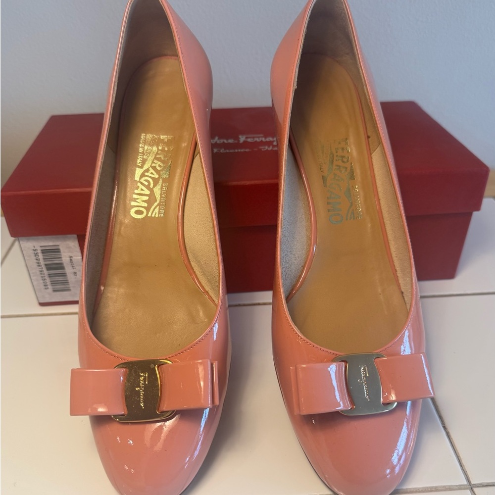 Salvatore Ferragamo Pink Vara Pumps with Bow - US Size 9B - Barely Worn